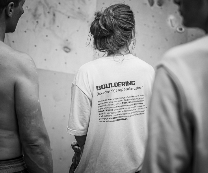 Zdjęcie kobiety stojącej tyłem