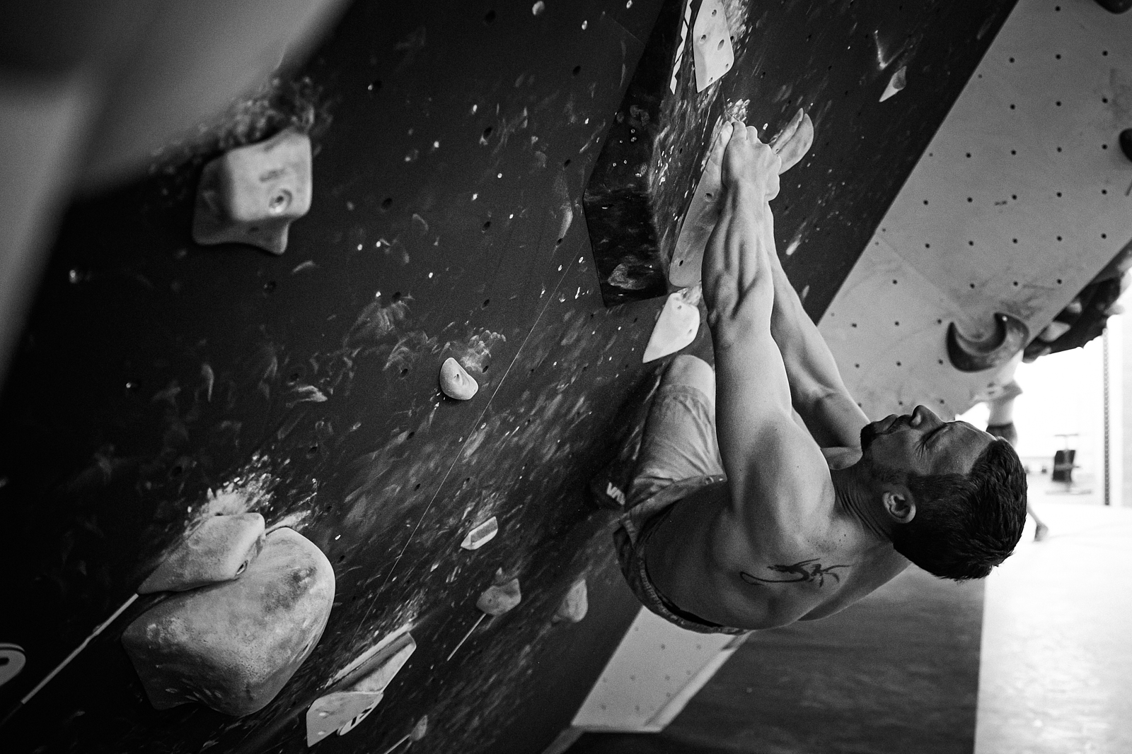 Zdjęcie mężczyzny na ścianie wspinaczkowej